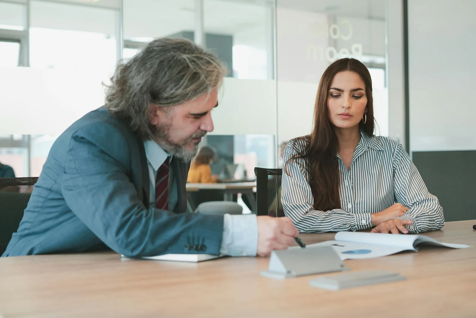 Conseiller accueillant un client